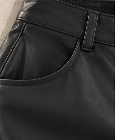 Detalhe do bolso frontal e do passante do cós do Shorts Couro Eco
