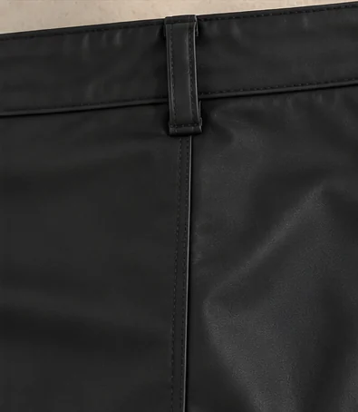 Detalhe do cós e do acabamento traseiro do Shorts Couro Eco, com passante e costura central